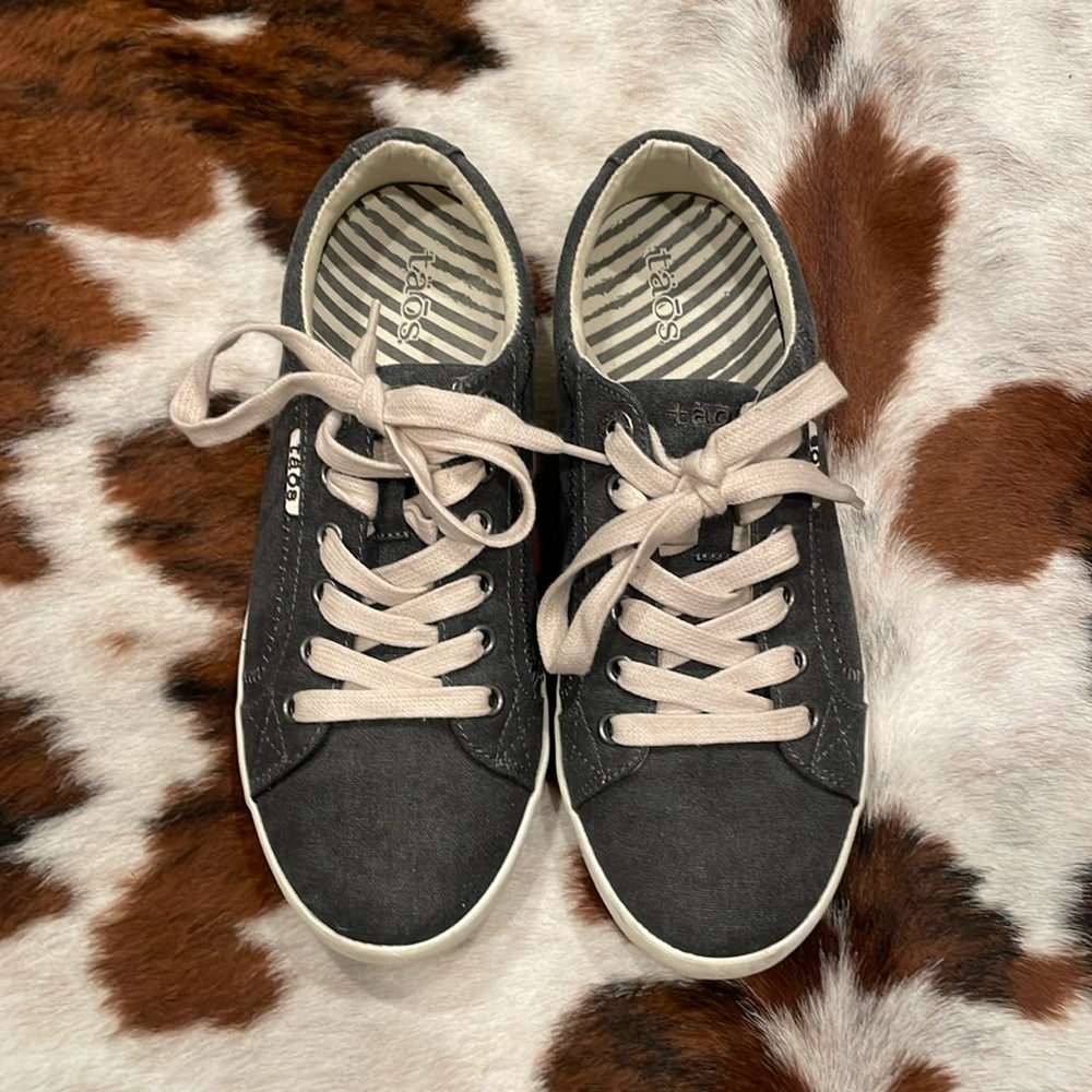 Taos Women’s Navy Blue Sneakers